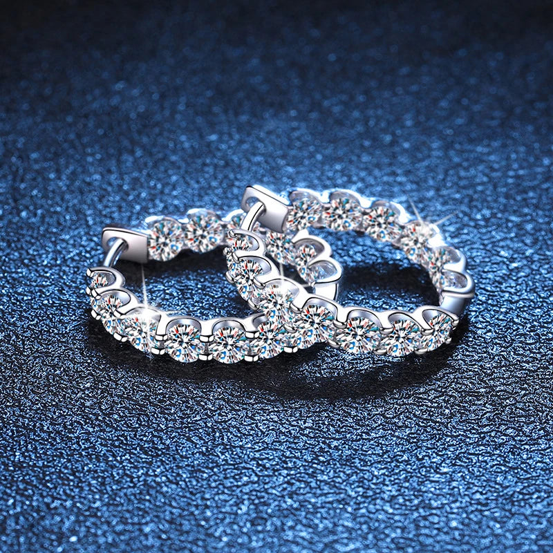 Aros de moissanita de 2,6 quilates | Corte redondo | Oro blanco de 18 quilates sobre plata 925 💎 Lujo radiante para momentos especiales 💎