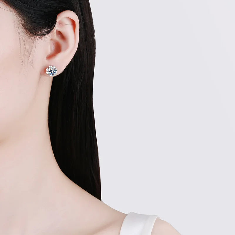Pendientes de Moissanita | Corte Redondo Clásico | Plata 925 + Baño de Oro Blanco de 18K ✨ Elegancia Atemporal con el Brillo de un Diamante Real ✨
