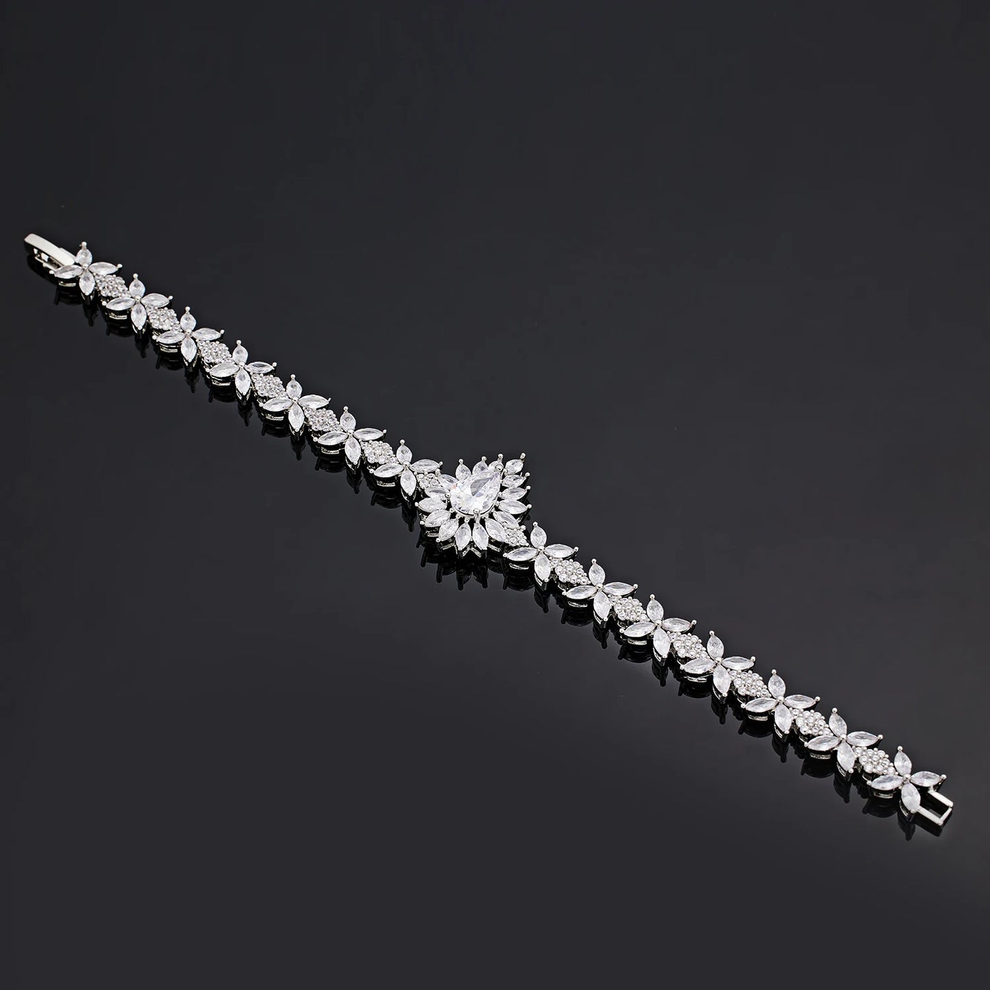 Juego de 4 joyas de cristal de circón con gotas de agua: ¡elegancia líquida!